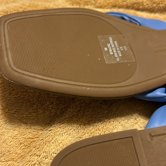 NWT, Marc Fisher designed elegant flip flop sandals. SKY BLUE leather, size 8M. - Picture 6 of 11
